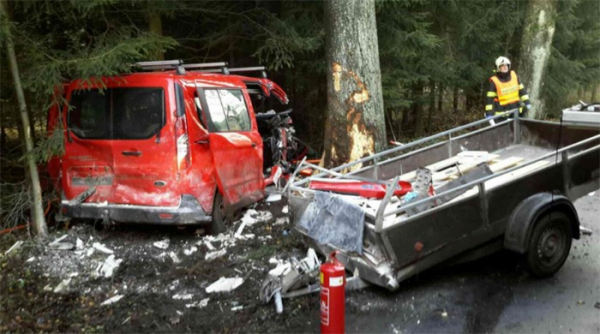 Tragická nehoda osobního vozu v Jedlové