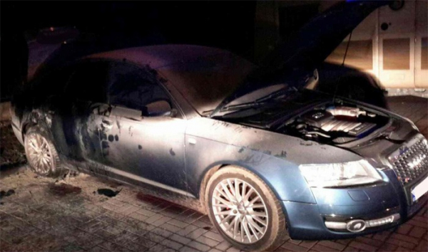 Hasiči likvidovali požár auta a odstraňovali následky nehody s drůbeží