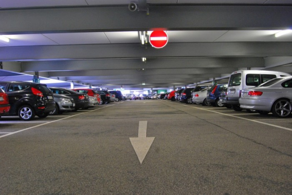 Změna zákona může přinést tisíce nových parkovacích míst ve městech