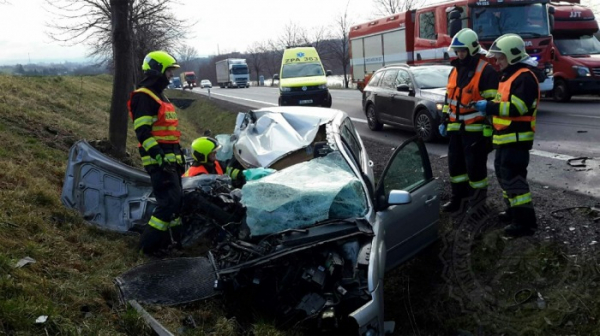 Po nehodě na Svitavsku zůstala zraněná žena zaklíněná v autě. Museli ji vyprostit hasiči
