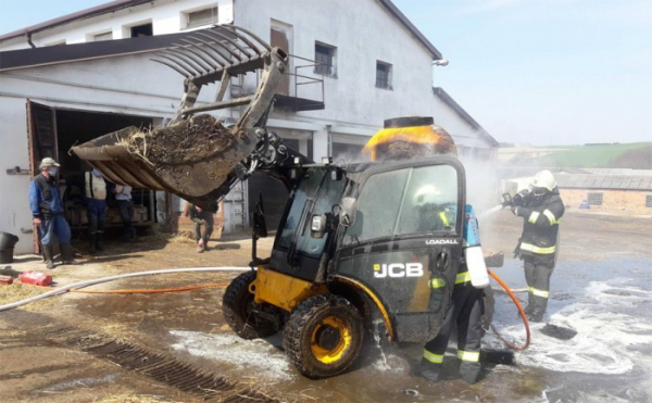 Požár nakladače na Svitavsku způsobil škody za 900 tisíc korun