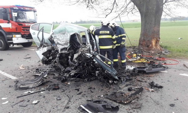 Smrtelná dopravní nehoda u Litomyšle, řidič  osobního vozidla náraz do stromu nepřežil