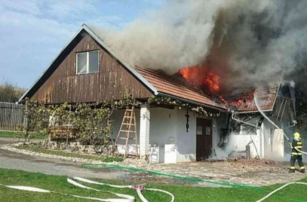 Škody za milion korun způsobil požár udírny s dílnou na Svitavsku