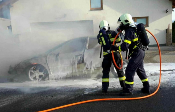 Vozidlo hořelo za jízdy, škoda přesáhne sto tisíc korun