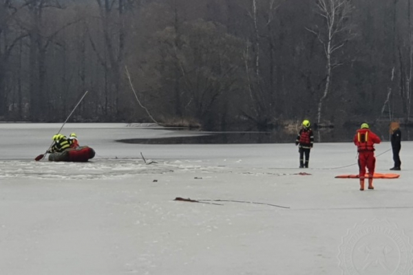 Pod dětmi se uprostřed rybníka probořil led, na místě zasahovali tři vrtulníky