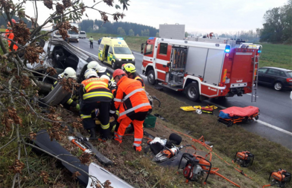 U Koclířova skončil po nehodě automobil v příkopu, hasiči museli jednu osobu vyprošťovat