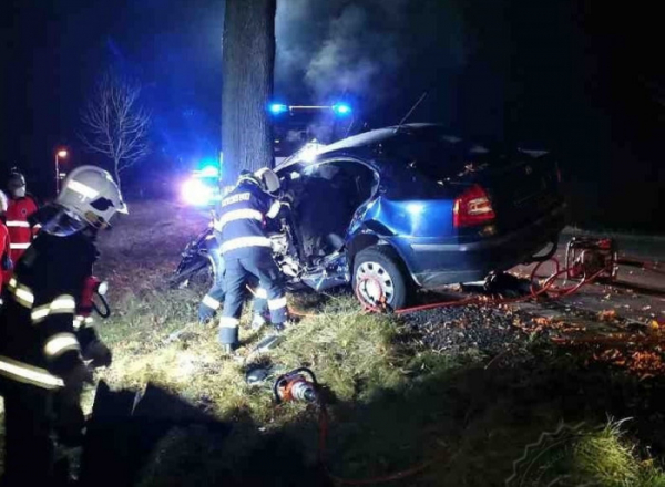 Ve Svitavách narazil řidič osobním vozem do stromu, zraněním na místě podlehl