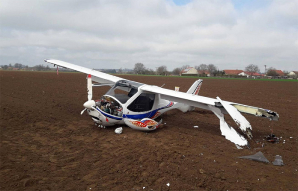 Na Svitavsku spadlo na pole ultralehké letadlo, škoda přesáhne milion korun