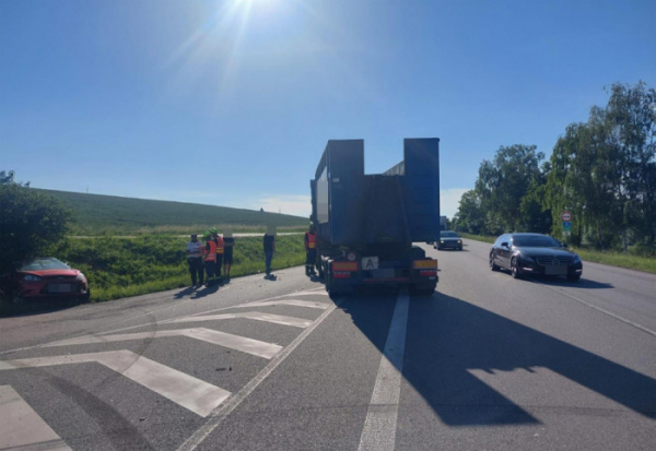 U Litomyšle došlo ke střetu osobního vozu s nákladním, pro řidičku automobilu letěl vrtulník
