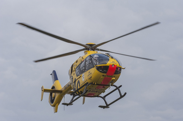 V Poličce došlo ke střetu motocyklisty s osobním automobilem, pro zraněného letěl vrtulník LZS