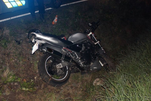Opilý řidič motocyklu nezvládl řízení a skončil v příkopu. Nadýchal téměř dvě promile
