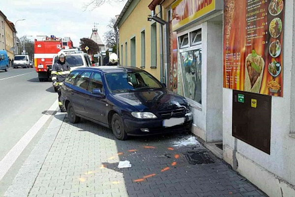 V Poličce vůz narazil do obchodu