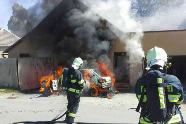 Plameny zničily automobil i garážová vrata
